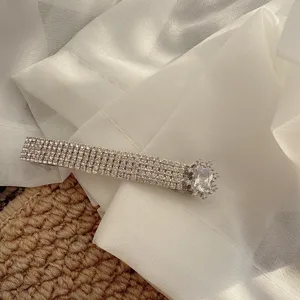 Nahaufnahme der edlen Strass Haarnadel mit funkelnden Kristallen für elegante Damenfrisuren.