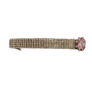 Glänzende Strass Haarklammer mit funkelnden Steinen und einem rosa Kristall für Damen.