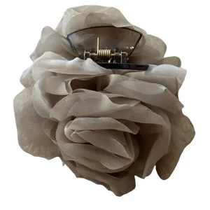Elegante Organza Rosen Haarklammer für Damen, stilvolles großes Blumen Haargreifer Accessoire.