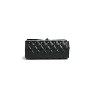 Black quilted chain shoulder bag, stylish diamond lattice crossbody bag for women.