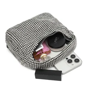 Sparkling rhinestone evening bag for women, stylish diamond chain crossbody bag for party events.