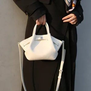 White pleated handbag for women, casual shoulder bag, trendy bucket bag for daily work.