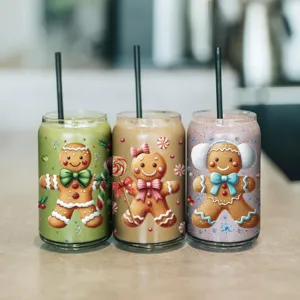 Tasse en verre bonhomme de pain d'épices de Noël avec paille, verre festif d'hiver.