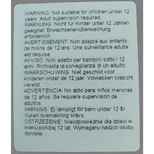 Détail d'une étiquette d'avertissement de sécurité multilingue pour les jeunes enfants.