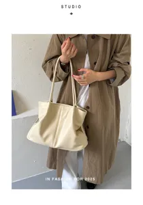 Elegante borsa a spalla in ecopelle beige da donna, ideale per l uso quotidiano e uno stile chic.