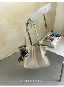 Borsa shopper taupe minimalista con ciondolo a farfalla, elegante borsa a spalla capiente.