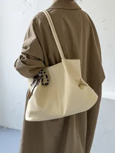 Borsa tote morbida in pelle bianco crema minimalista, elegante borsa a spalla da donna.