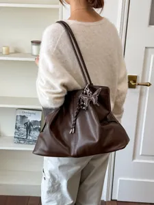Borsa a tracolla grande marrone vintage da donna, elegante borsa da giorno chic.