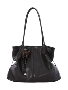 Borsa a spalla marrone retrò da donna, grande shopper elegante in pelle con ciondolo.