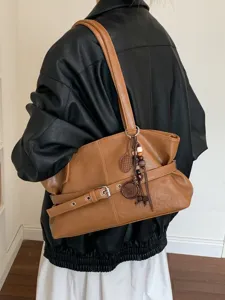 Sac à bandoulière marron pour femme, élégant sac cabas vintage en cuir PU avec charms.