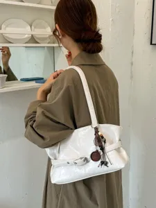 Sac à épaule blanc minimaliste chic pour femme, fourre-tout élégant avec ceinture et charm en bois.