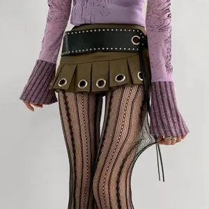 Primo piano del collant nero a righe traforato che mette in risalto la trama in rete jacquard.