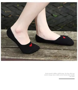 Socquettes basses femme avec cœur rouge, chaussettes invisibles d'été antidérapantes.