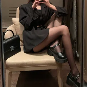 Ensemble blazer noir collants transparents et belles chaussures Mary Jane à plateforme.