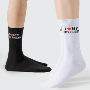 Bequeme Baumwoll Sportsocken für Paare mit Buchstaben Druck, atmungsaktiv und weich.