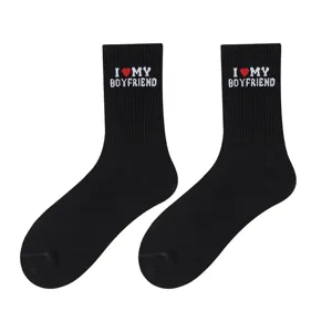 Schwarze Baumwoll-Crewsocken Detailansicht mit gesticktem Herz und Textdesign für Damen.