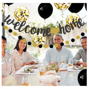 Gedetailleerd overzicht van de welcome home glitterbanner en feestballonnen in een warme familiscene.