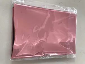 Nahaufnahme der roségoldenen Folientischdecke, glänzendes PET-Material, ideal für Party.