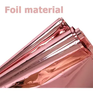 Detailaufnahme von glänzendem Roségold-Folie Material, glatte Textur für Party Dekor.