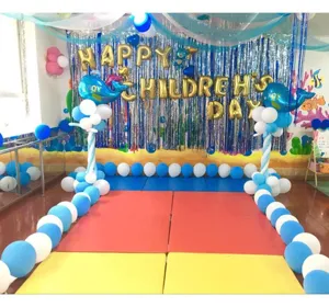 Vista detallada de fondo con cortina de lluvia brillante y decoración de globos para fiesta.