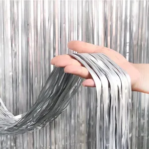 Détail de rideau à franges mat argenté, idéal pour décoration de fond de fête et mariage.