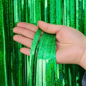 Détail rideau guirlande laser vert gros plan franges brillantes déco fête mur