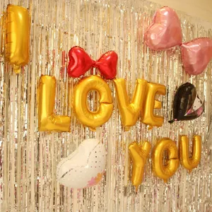 Cortina de flecos metalizados con globos de letras para decoración de fiestas y bodas.