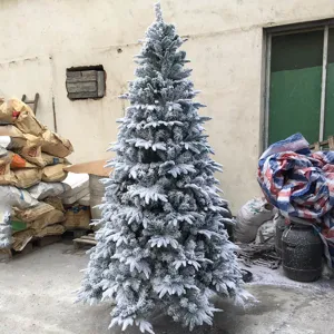Albero di Natale bianco floccato con rami in PE densi e neve per decorazione festiva.