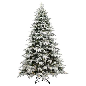 Albero di Natale flocciato con luci calde e rami di pino bianco neve per decorazioni