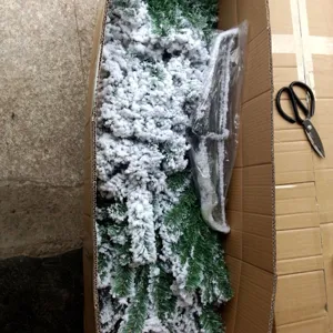 Flockter Weihnachtsbaum mit künstlichem Schnee, dichte PVC-Zweige für Festtagsdeko.