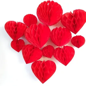 Rode papier honingraat hart decoraties, hangendeangers voor Valentijnsdag en huwelijksfeest.