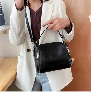 Genuine leather women's handbag detail, casual shoulder and crossbody bag for daily wear.