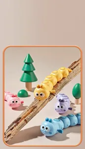 Bonito juguete de oruga de cuerda para niños, animal mecánico de plástico colorido.