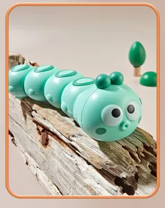 Primer plano detallado del simpático gusano verde de cuerda sobre un tronco de madera.