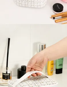 Nahaufnahme des tragbaren Kosmetikbeutels mit Tweed-Gewebe und wasserdichtem Design.