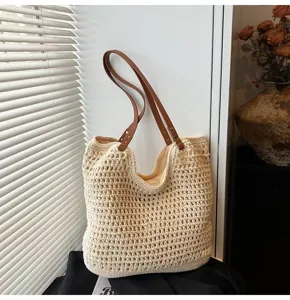 Mπεζ πλεκτή τσάντα tote με καφέ δερμάτινες λαβές, casual τσάντα ώμου για παραλία.