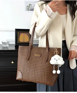 Καφέ πλεκτή τσάντα tote γυναικεία μεγάλη τσάντα ώμου με χαριτωμένο κρεμαστό σύννεφο