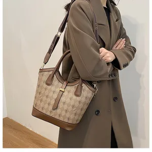 Retro fashion women bucket bag large capacity leather shoulder crossbody bag with elegant design.