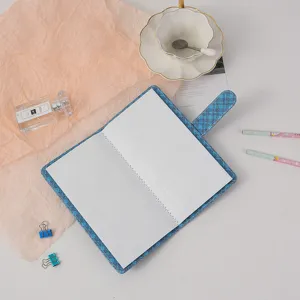 Detailaufnahme eines blauen karierten 3-Zoll-Fotoalbums, Kartenhalter für Sofortbilder.
