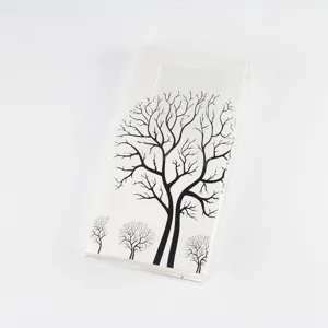 Vue détaillée du mini album photo transparent avec un élégant motif d'arbre noir.