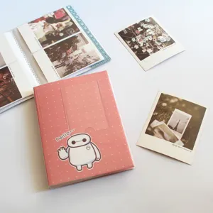 Vista di dettaglio del mini album fotografico rosa a pois da 3 pollici con simpatico design.