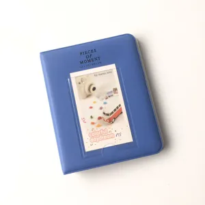 Gros plan sur la couverture texturée de l'album photo bleu 3 pouces avec une pochette transparente.