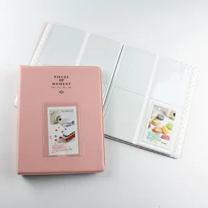 Vista dettagliata del libro album fotografico instax mini rosa con tasche trasparenti e copertina.
