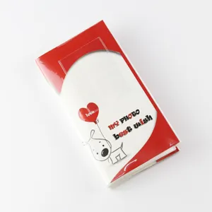 Joli mini album photo avec design de couverture rouge et blanc, idéal pour ranger vos polaroids.