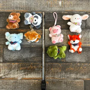 Süße Plüschtier Schlüsselanhänger Set, Cartoon Plüschtiere mit Schal für Rucksack Taschen.