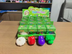Vista dettagliata della scatola di esposizione di giocattoli squishy di verdure morbide.