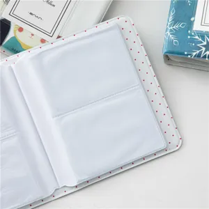 Vista di dettaglio del mini album per fotoccard da 3 pollici con tasche interne trasparenti.