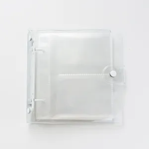 Vue détaillée du classeur photocard 3 anneaux transparent avec pages PVC et bouton pression.