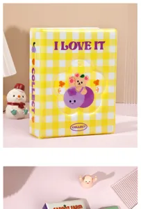 Album raccoglitore di fototessere a quadri gialli da 3 pollici con simpatico design di orsetto.