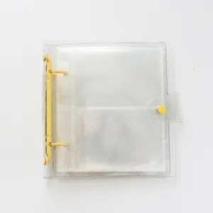 Vue détaillée du classeur de photocard transparent pailleté avec des anneaux jaunes et des poches.